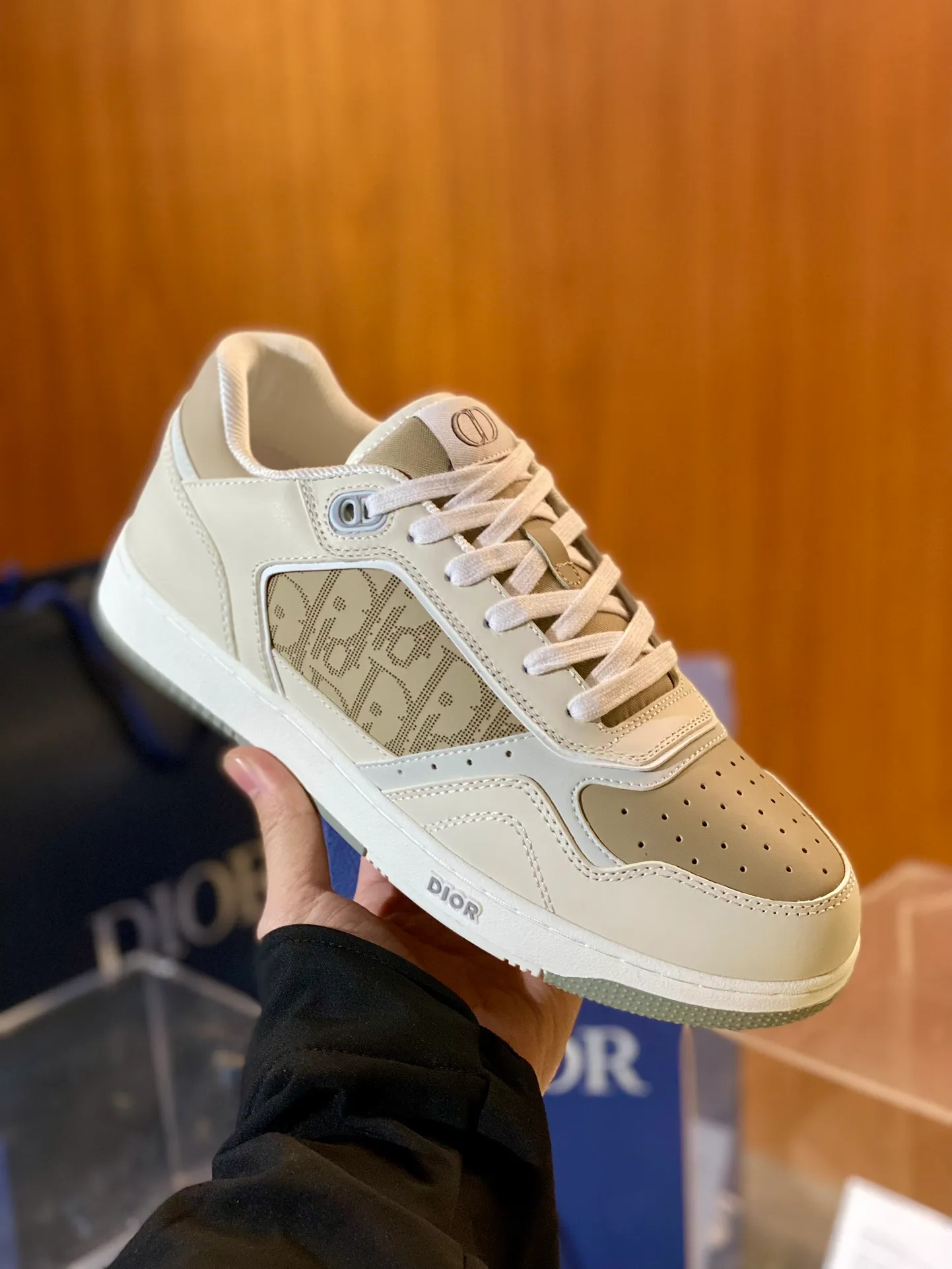 💰780 Dior| New B27 style for men and women ♞size; women 35~40, men 38~47 B27 is so handsome! The best and most eye-catching Dior wear is B27. The combination is invincible. It is versatile for everyday use and you don’t have to choose any combination. B27 feels comfortable on your feet. If you like this simple and elegant color scheme, you must buy it.